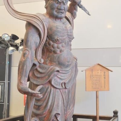 フランスベッド 東京工場 仁王像。